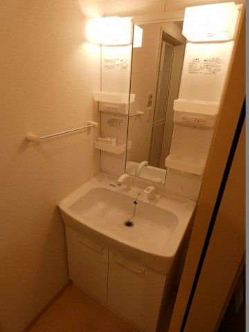 洗面設備　シャンプードレッサー付きの独立洗面台です。