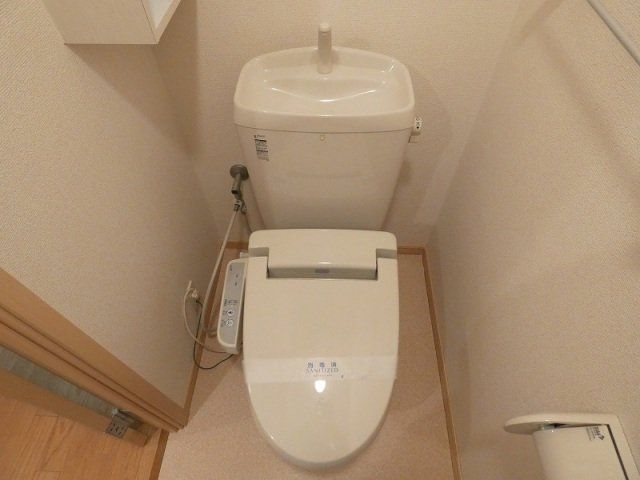 トイレ　温水洗浄便座付のトイレです。