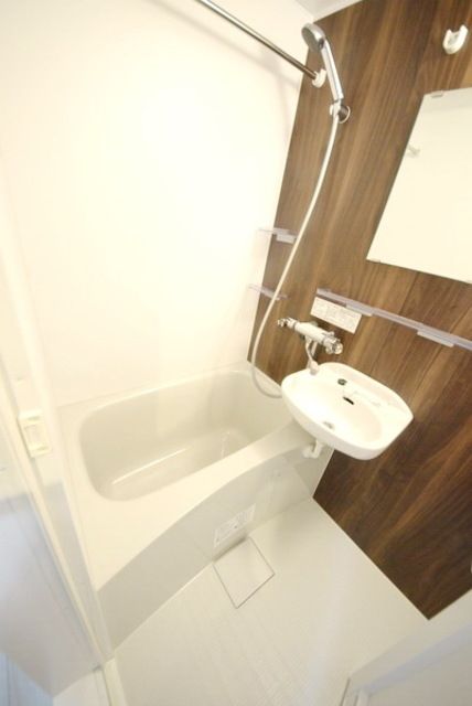 バス・シャワールーム　★冷たくなりにくい床材のバスルームです★