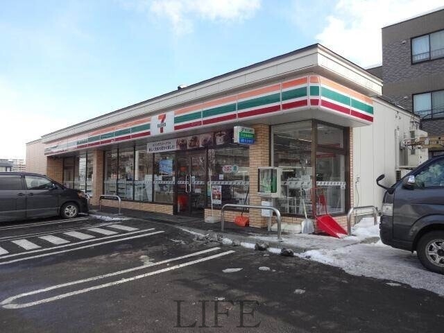 コンビニ　セブンイレブン札幌福住2条店（コンビニ）まで374m