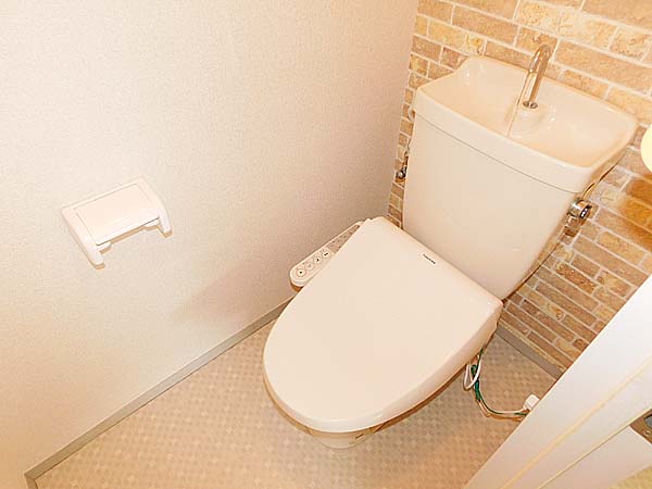 トイレ　温水洗浄便座が設置されてます！