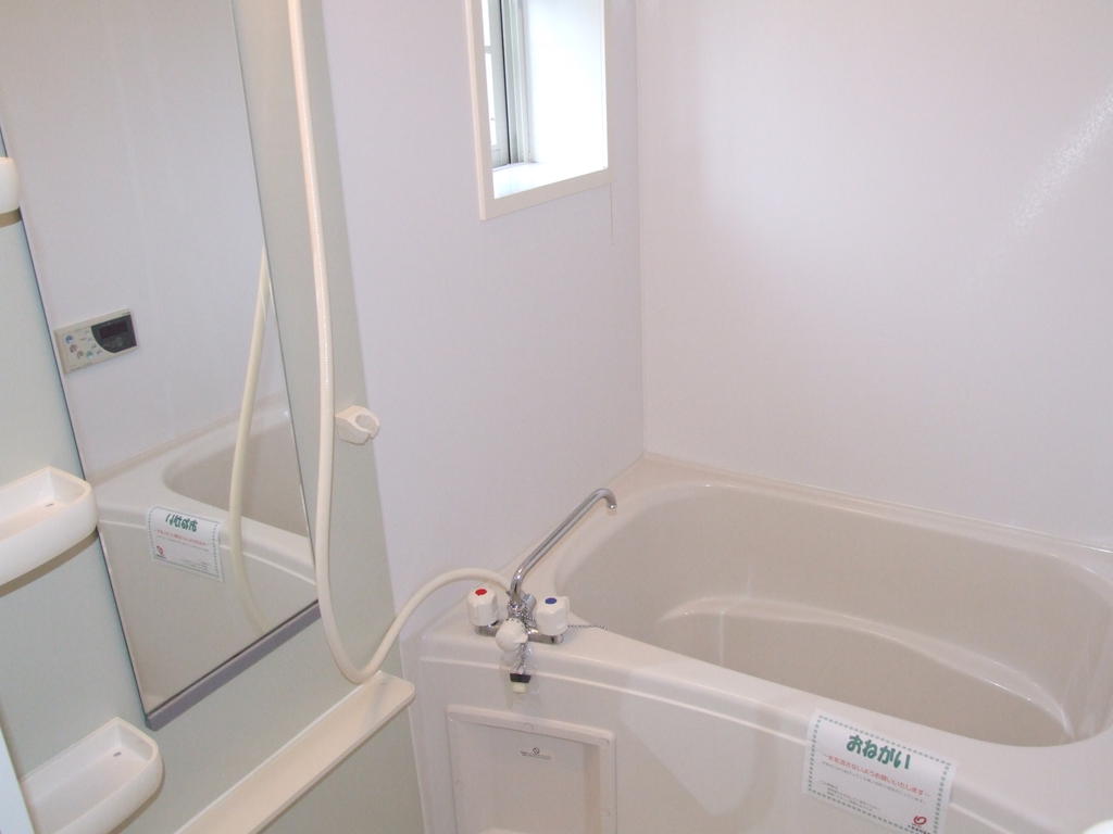 バス・シャワールーム　お風呂のも窓があるので湿気対策に♪