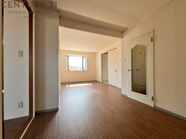 居室・リビング　床色が落ち着いた色合いで、とてもきれいです。