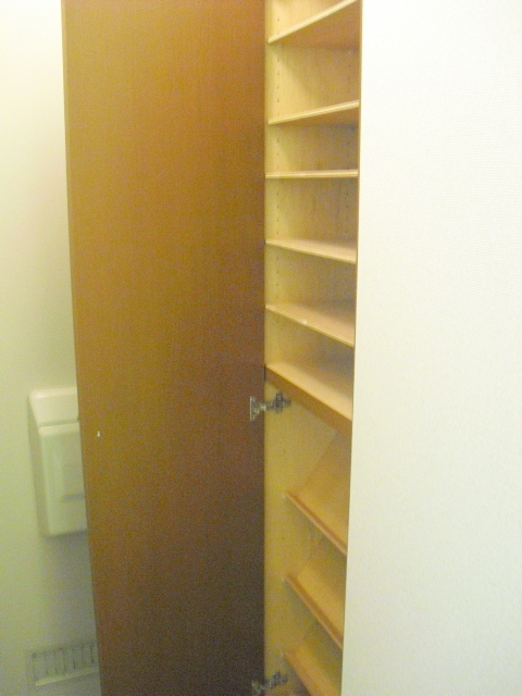 玄関　玄関にはシューズボックスあり