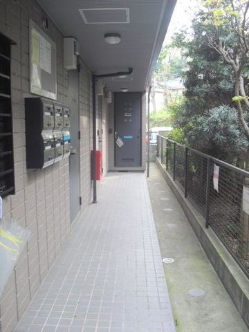 エントランス　ゆったりした１Ｆ共用廊下