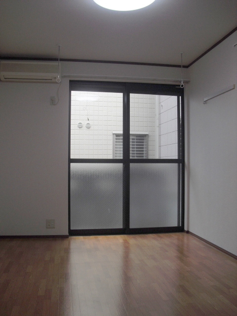 居室・リビング　南東向きの室内　洋室６．５帖