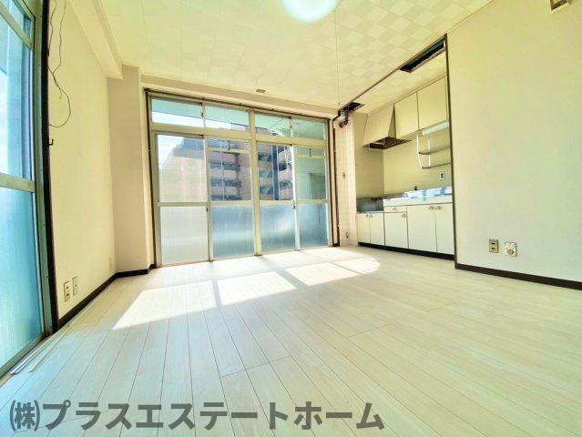 居室・リビング　こちらのリビングで趣味の時間をお楽しみください