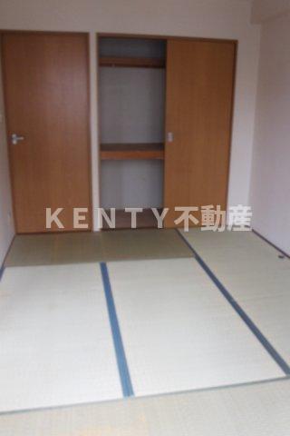 その他部屋・スペース　落ち着いた色調の寝室です