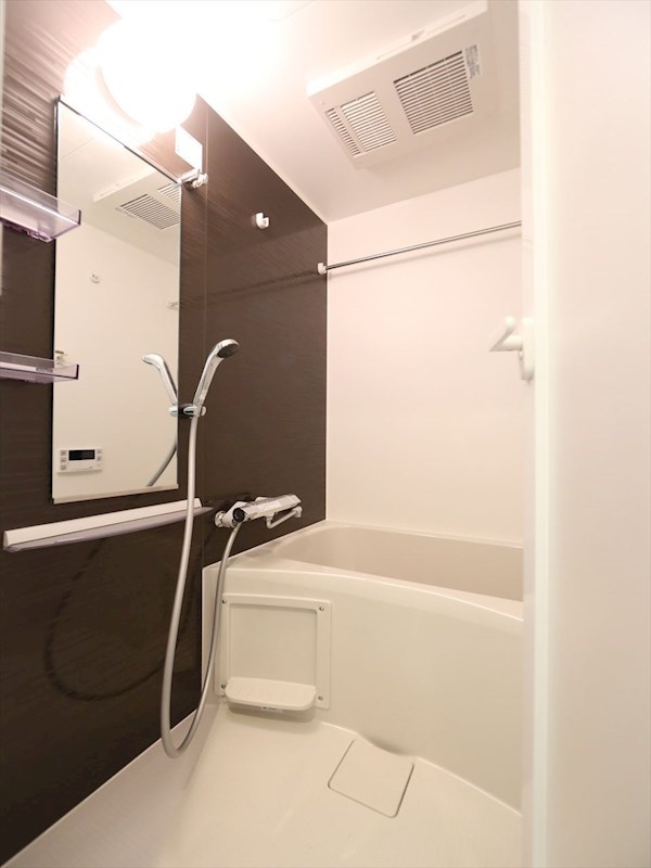 バス・シャワールーム　浴室暖房乾燥機付　追い焚き・オートバス機能付お風呂
