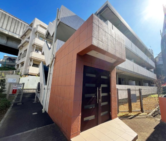 建物外観　築浅でピッカピカ