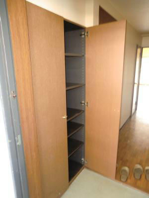 玄関　写真は同物件の別号室です。