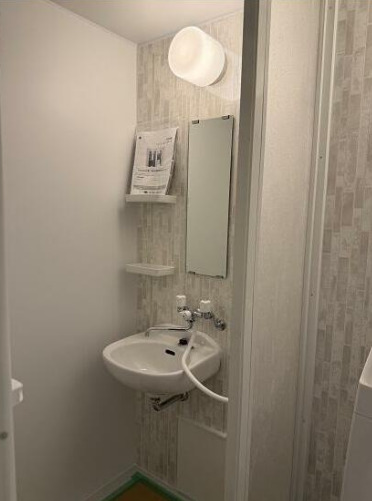 バス・シャワールーム　洗面台付きのシャワータイプです