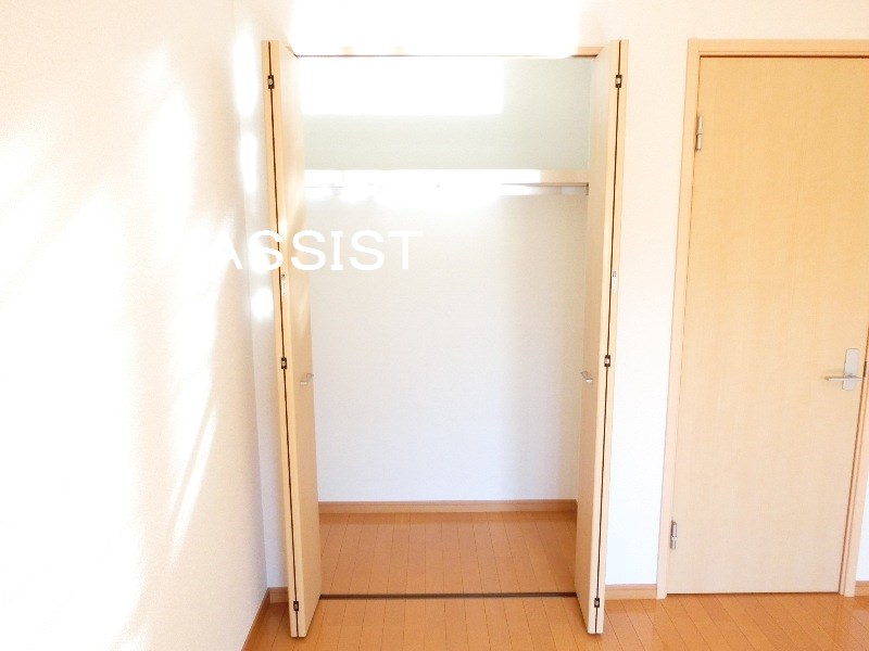 収納　写真：設備同仕様の別号室です