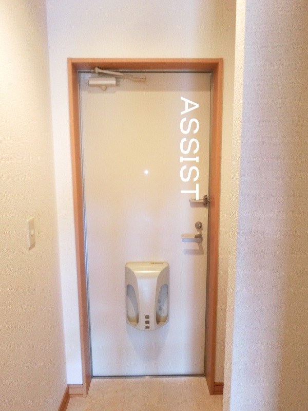 玄関　写真：設備同仕様の別号室です