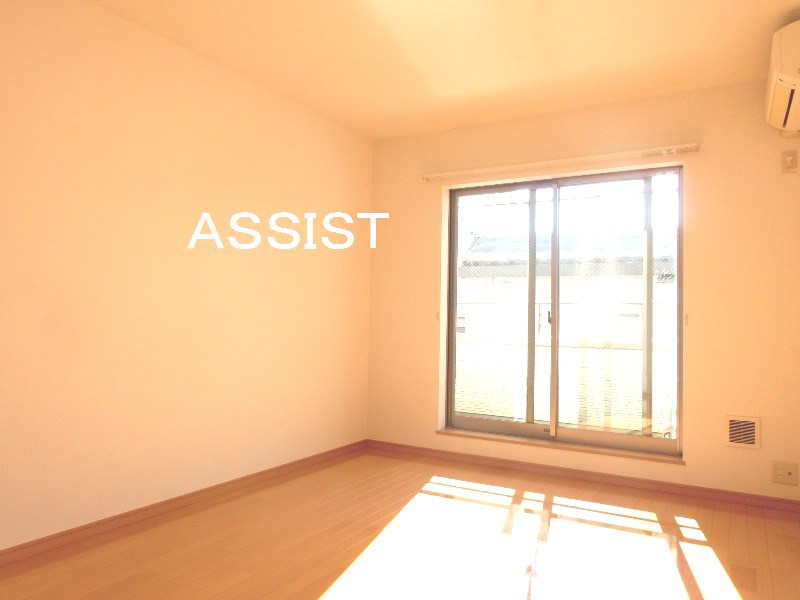 居室・リビング　写真：設備同仕様の別号室です