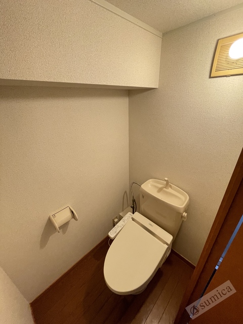 トイレ　人気アイテムの温水洗浄便座。清潔感のあるトイレです。