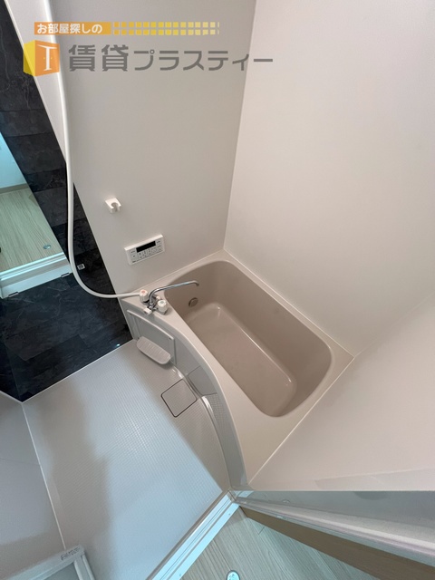 バス・シャワールーム　浴室乾燥機能と追い焚き完備です。