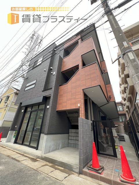 建物外観　駅からの帰路は明るい道を通って帰れますよ。