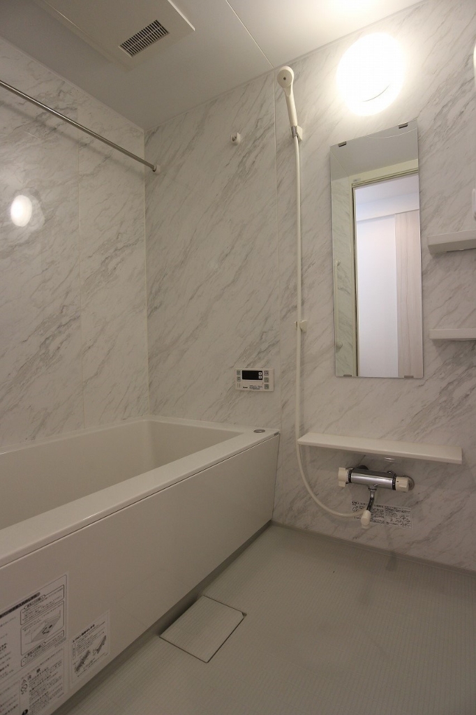 バス・シャワールーム　奥行の有る浴槽です。