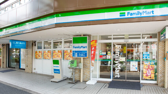 コンビニ　ファミリーマート本庄西三丁目店（コンビニ）まで438m