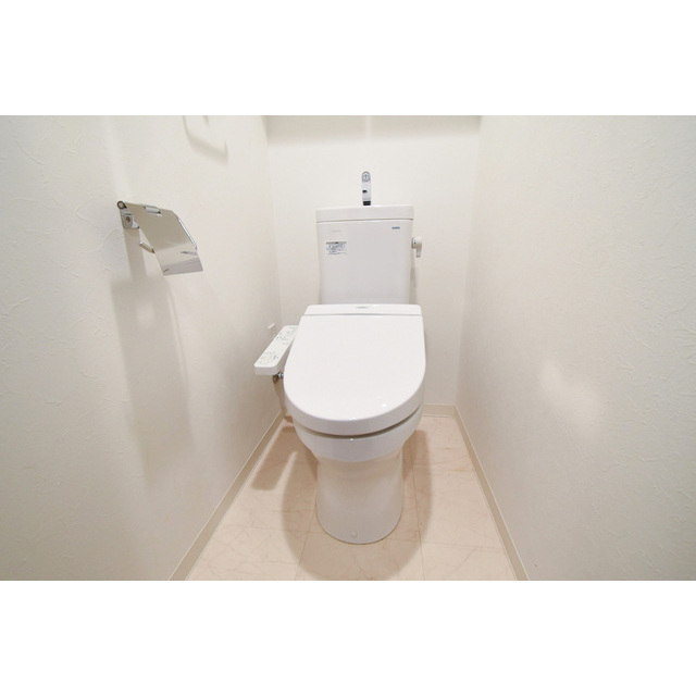 トイレ　落ち着いた色調のトイレです