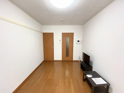 居室・リビング　ベッドを置いても充分広いスペース。