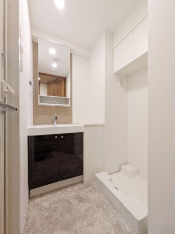 洗面設備　ゆったりとスペースのある洗面所