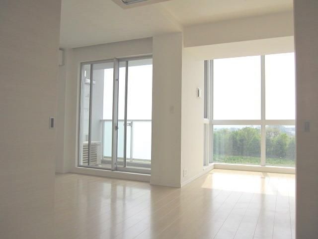 居室・リビング　★窓が大きいので明るい居室です★