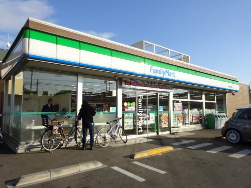 コンビニ　ファミリ マート（コンビニ）まで547m