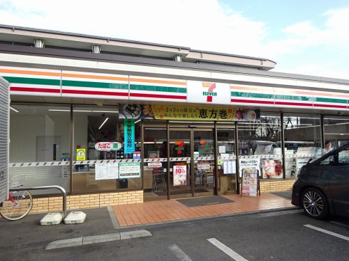 コンビニ　セブンイレブン（コンビニ）まで686m