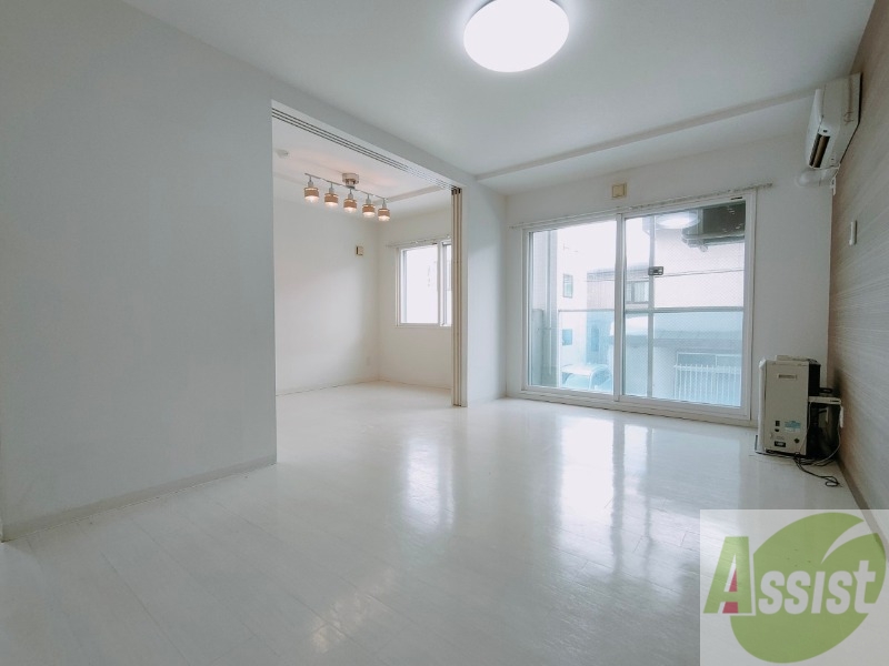 居室・リビング　フローリングや壁の色がお洒落な印象のリビングです。