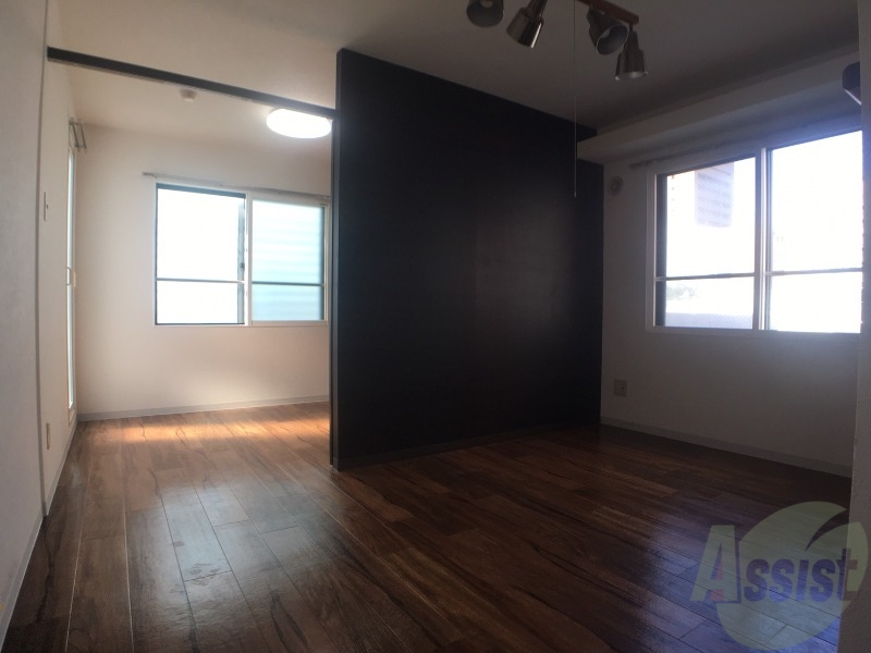 居室・リビング　フローリングや壁の色がお洒落な印象のリビングです。