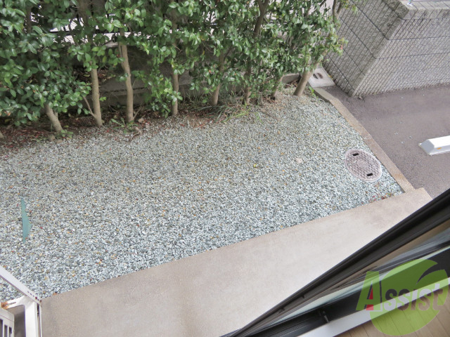 バルコニー　大通りに面していないので、車の騒音も心配ないですね。