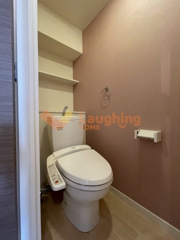 トイレ　落ち着いた色調のトイレです