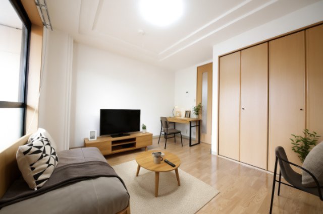 居室・リビング　バーチャルステージングの写真となります。家具家電等は付帯しま