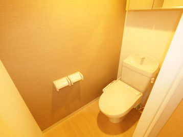 トイレ　温水シャワー付きトイレです