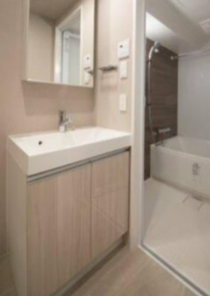 洗面設備　明るい洗面所です