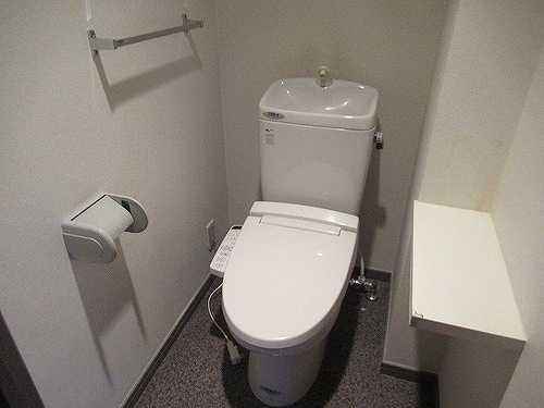 トイレ　温水洗浄便座