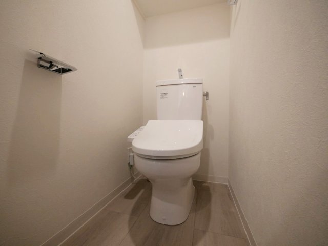 トイレ　落ち着いた色調のトイレです