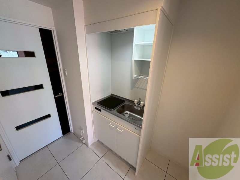 キッチン　キッチン周りは意外と物が多いので棚があるといいですね。