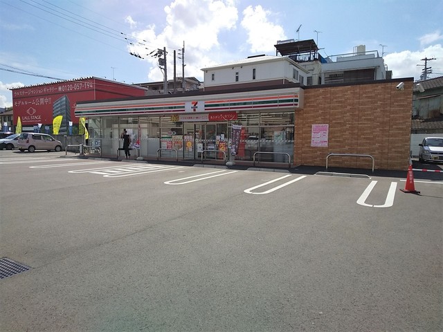 コンビニ　セブンイレブン松山築山町店（コンビニ）まで240m