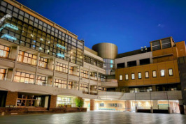 小学校　千代田区立麹町小学校（小学校）まで1434m
