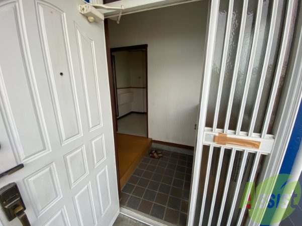 玄関　玄関から撮影してみました。部屋に光が差し込んできますね。