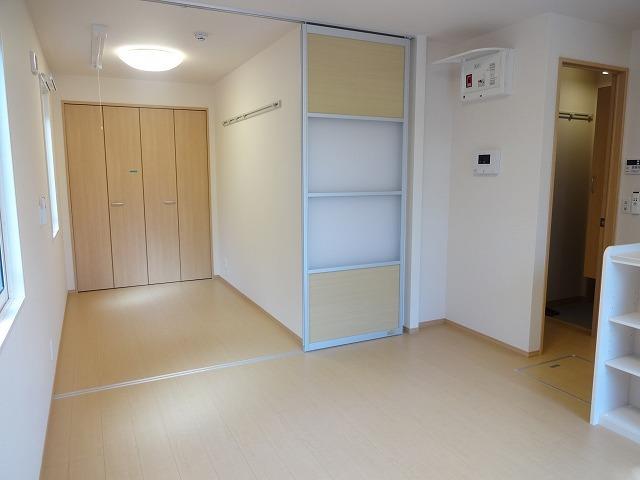 居室・リビング　居室内に室内物干しあり。