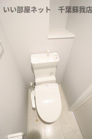 トイレ　落ち着いた色調のトイレです