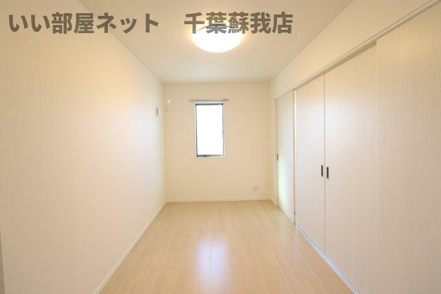 その他部屋・スペース　開放的な寝室です