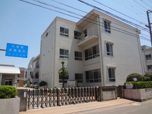 小学校　松山市立余土小学校（小学校）まで201m