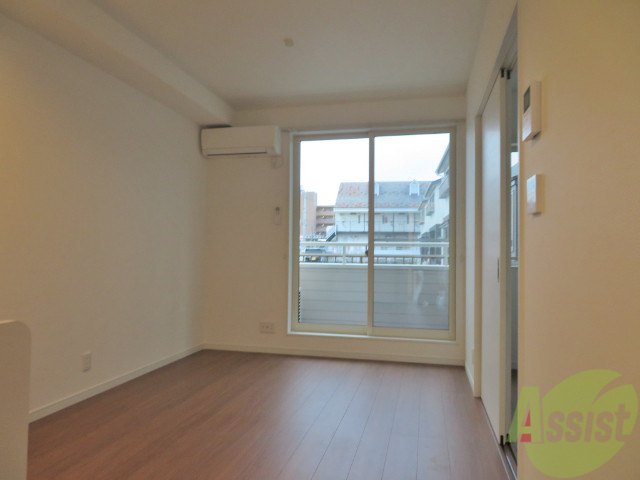 居室・リビング　白基調のお部屋は、部屋が明るく広く感じますね。
