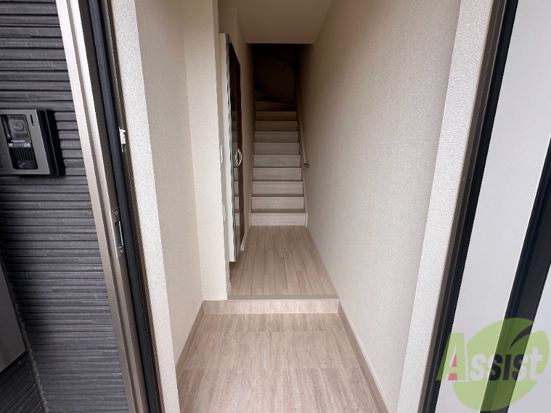 玄関　玄関からはお部屋が見えず安心ですね。