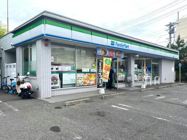 コンビニ　ファミリーマート豊生橋南店（コンビニ）まで215m